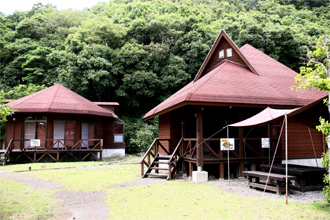 下阿蘇ビーチリゾート浜木綿村　木の香り漂うログハウス風のケビン　平屋建（6棟）定員4名、2階建（6棟）定員4名、2階建（3棟）定員7名